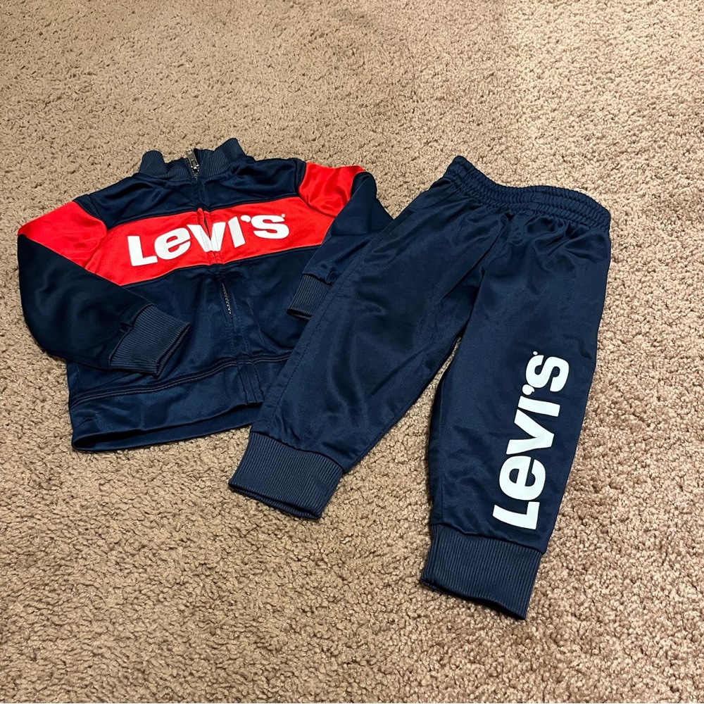 Navy/Blue, White, and Red Levi’s Outfit